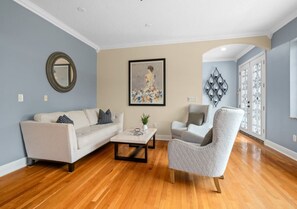 Téléviseur, table de ping-pong, chaîne audio