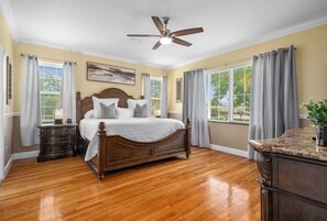 6 bedrooms, desk, iron/ironing board, travel crib