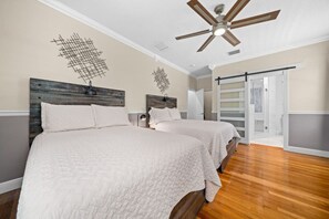 6 chambres, bureau, fer et planche à repasser, lit de bébé portatif