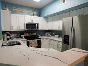 Four, plaque de cuisson, distributeur de glaçons