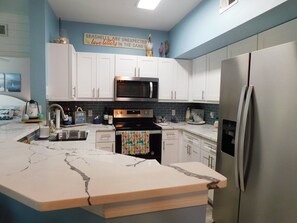 Horno, parrilla de estufa y máquina de hielo 