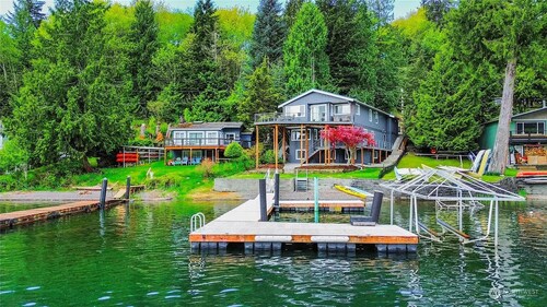 LAKEFRONT HOME with dock! 10 minutes to town, near Gailbraith mountain biking.