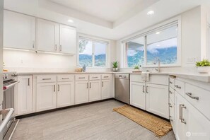 Microwave, oven, stovetop, dishwasher - LAKEFRONT HOME with dock! 10 minutes to town, near Gailbraith mountain biking. (Bellingham)