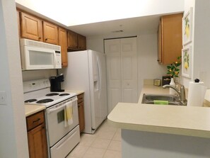 Horno, parrilla de estufa y máquina de hielo 