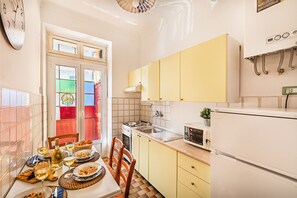 Departamento, balcón | Cocina privada | Refrigerador con congelador, microondas, horno y parrilla de estufa 