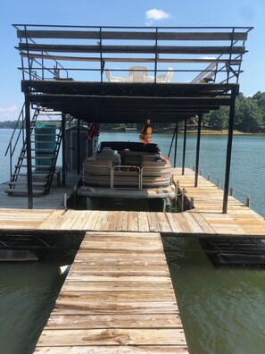 Property grounds - Private Lakeside home on Hartwell Lake. Deep water dock. Huge views. Pets ok. (Townville)