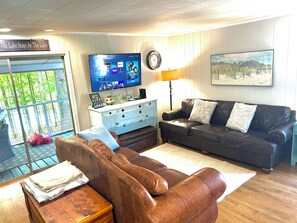 Smart TV, fireplace - Private Lakeside home on Hartwell Lake. Deep water dock. Huge views. Pets ok. (Townville)