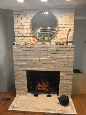 Interior - Private Lakeside home on Hartwell Lake. Deep water dock. Huge views. Pets ok. (Townville)