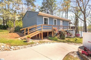 Exterior - Private Lakeside home on Hartwell Lake. Deep water dock. Huge views. Pets ok. (Townville)