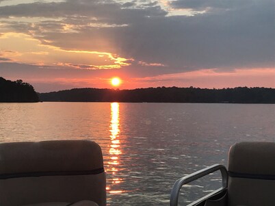 Cozy Lake home on Lake Hartwell. Great fishing hole and close to Clemson.