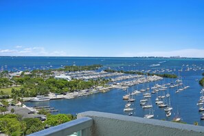 Balcony - Glamorous Bay View Studio in the Grove (Miami)
