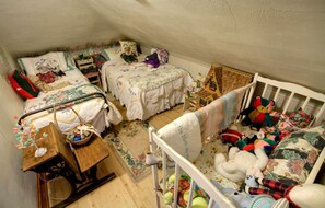 2 bedrooms, desk, WiFi, bed sheets