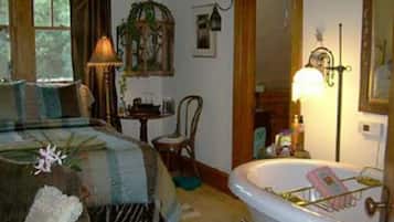 2 bedrooms, desk, WiFi, bed sheets