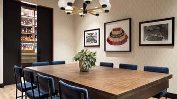 Se sirven desayunos, cenas y cocina regional