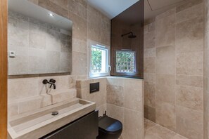 Shower, hair dryer, towels - 66 Danou - Designer apartment in central Paris (Paris 02 Bourse)