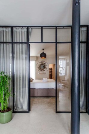 2 quartos, acesso à internet, roupa de cama