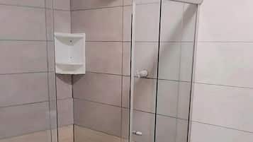Habitación triple estándar | Baño | Regadera, toallas, jabón, papel de baño