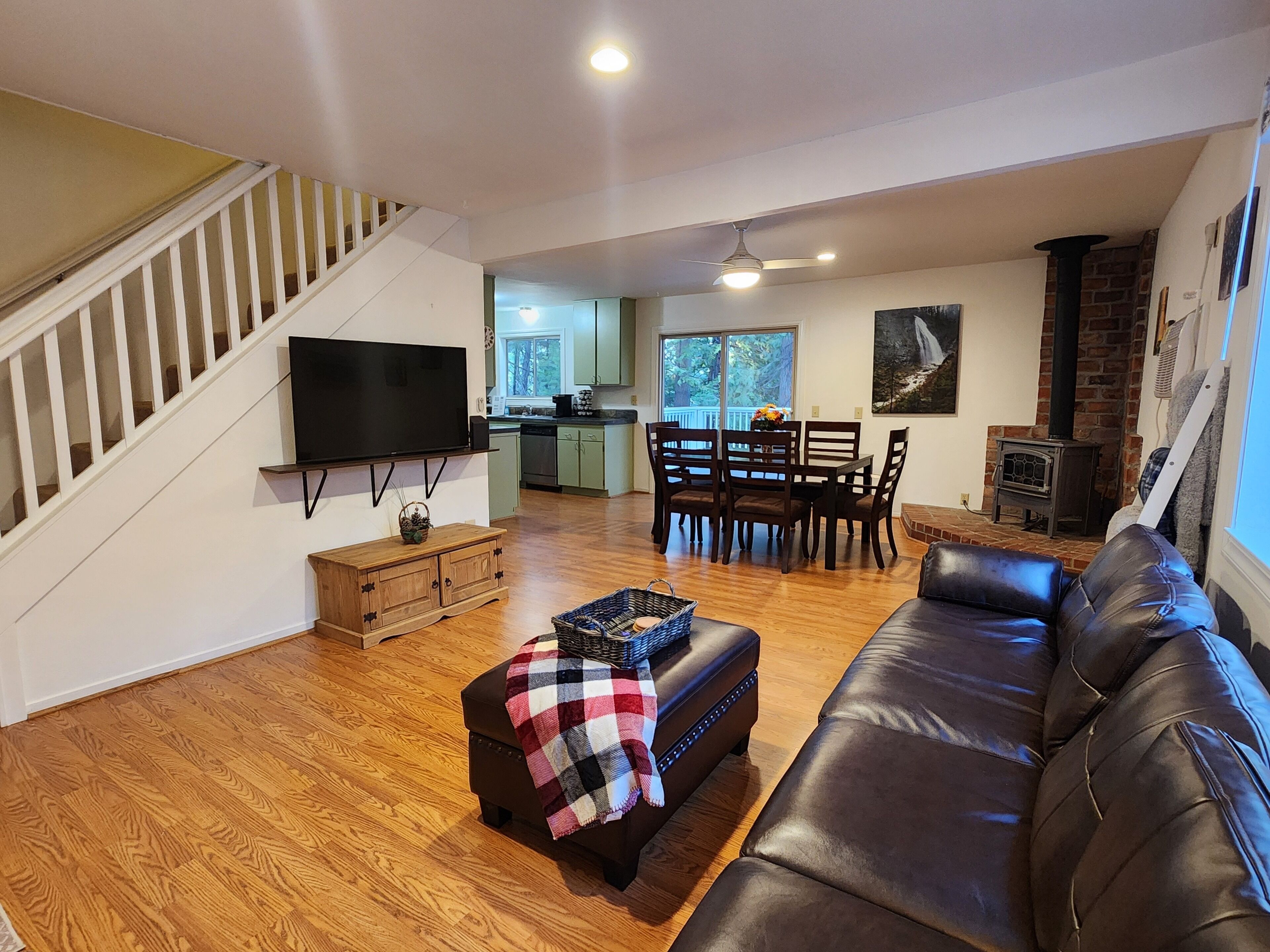Charming Mountain Retreat: Adventure, Wine Tasting, Music & Family Fun Await!