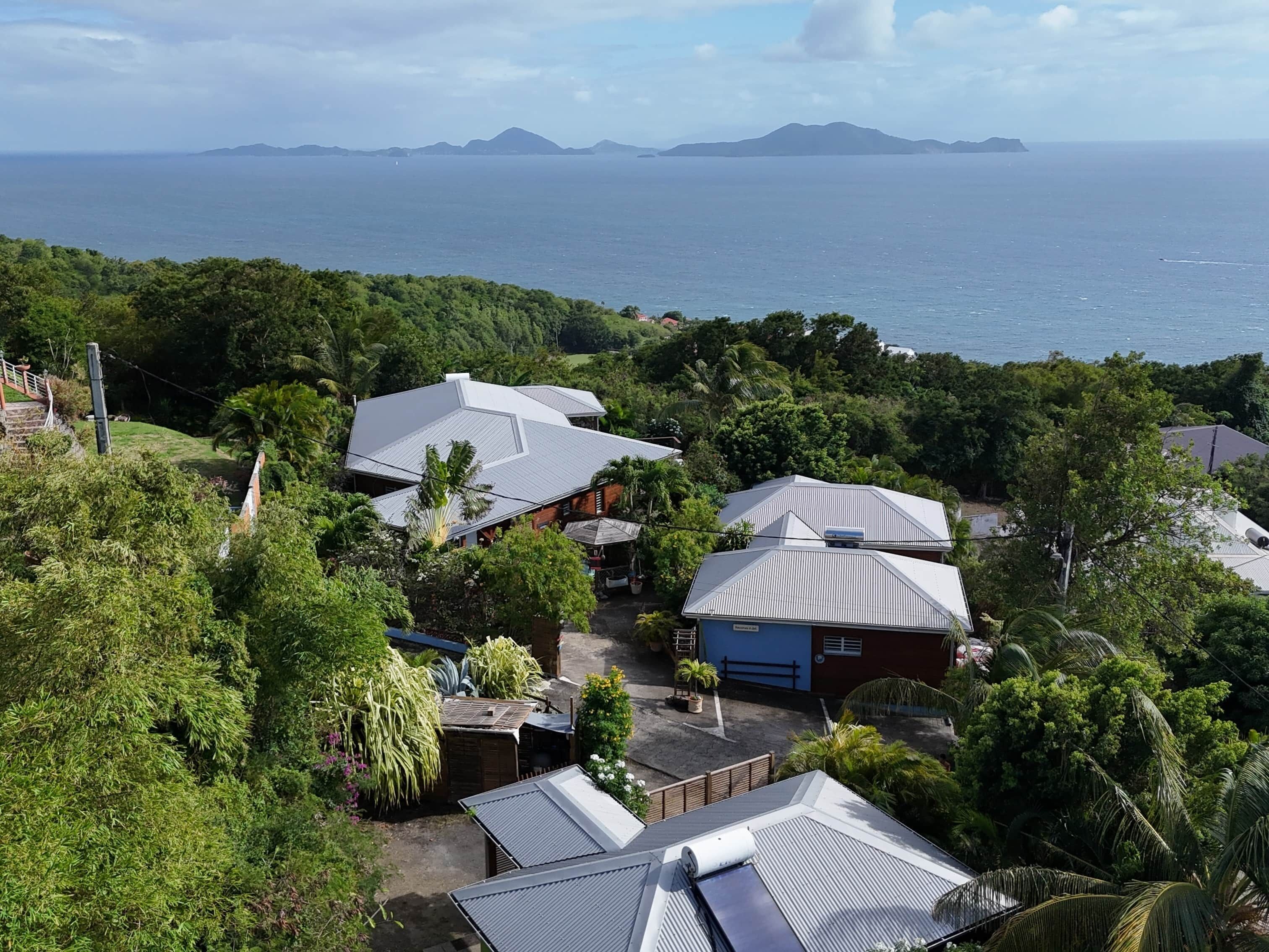 Un quartiere residenziale con case immerse nel verde e vista mare.