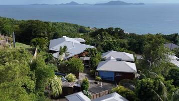 Un quartiere residenziale con case immerse nel verde e vista mare.