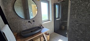 Shower, hair dryer, towels, soap - Casa CHA a villa immersed in nature and privacy with open views of Istrian hills (Novaki Motovunski)