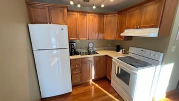 Room 4 | Private kitchen | Microwave, coffee/tea maker, electric kettle