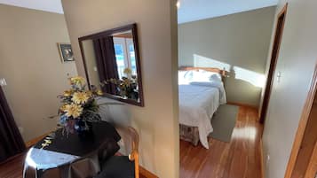 Room 4 | Laptop workspace, free WiFi, bed sheets