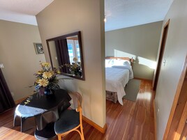 Espacio para trabajar con laptop, wifi gratis y ropa de cama 