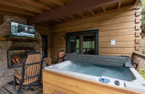 Outdoor spa tub - Treehouse- Pet Friendly, Luxury Log Cabin Rental on Creek, Fly-fishing, Hot Tub, Rafting-Nantahala NC (Topton)