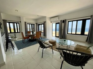 Suite #6 Ocean View King with Kitchen | Opholdsområde