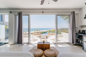 Room #9 Ocean View Double | Pengeskab på værelset, gratis Wi-Fi, sengetøj