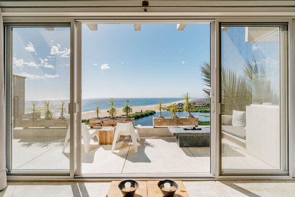 Suite #10 Ocean View King with Kitchen | Vistas desde la habitación