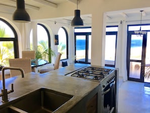 Suite #3 Ocean View King with Kitchen | 1 quarto, cofres nos quartos, Wi-Fi de cortesia, roupa de cama