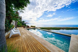 室外游泳池，提供泳池遮陽傘和日光浴躺椅