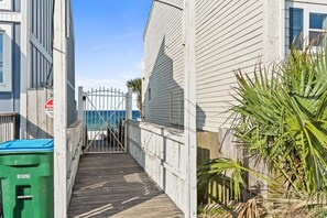 ビーチの近く、白砂