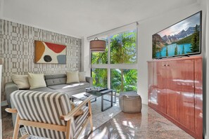 Living area - Treetop Retreat Cozy 2 Bedroom in Grove (Miami)