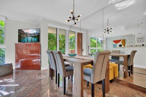 Condo Confort, 2 chambres, balcon, vue sur le jardin | Salle à manger