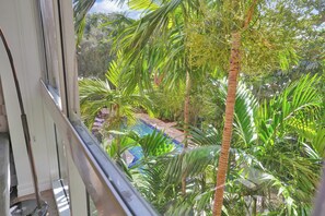 2 bedrooms, iron/ironing board, free WiFi - Treetop Retreat Cozy 2 Bedroom in Grove (Miami)