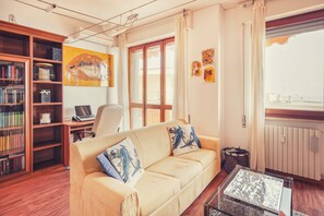 Apartment, Sea View | Living area | 35-inch TV with digital channels - Le Orchidee 10 Apartment (Sanremo)