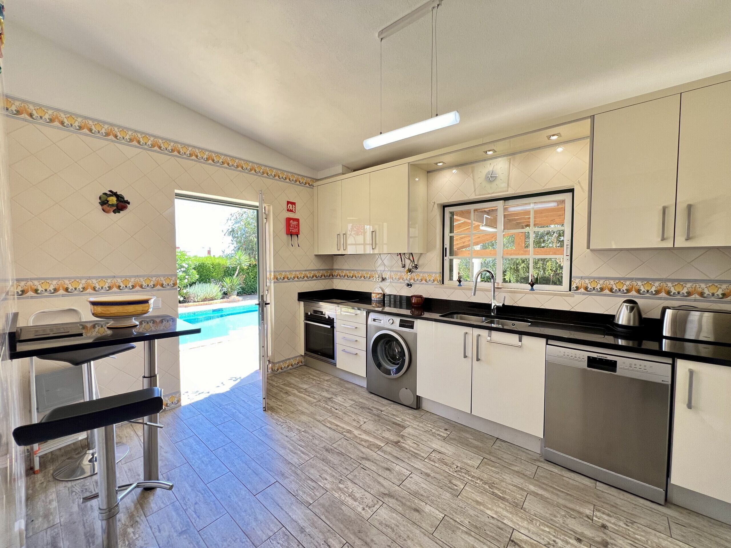 Kühlschrank, Mikrowelle, Ofen, Geschirrspüler