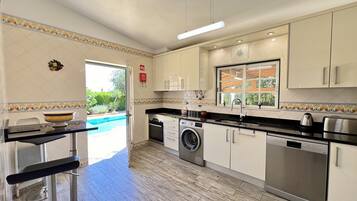 KĂŒhlschrank, Mikrowelle, Ofen, GeschirrspĂŒler