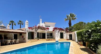 ALVOR TRADITIONAL VILLA WITH POOL by HOMING