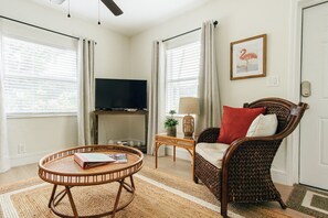 TV - Sunny Retreat in Flamingo Suite! (Pompano Beach)