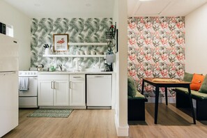 Réfrigérateur, micro-ondes, four, plaque de cuisson