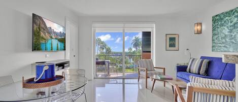 Comfort Condo, Multiple Beds, Kitchen | Living area