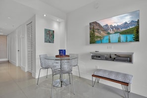 Comfort Condo, Multiple Beds, Kitchen | In-room dining - Gorgeous Spacious 2bed Bayview Apartment (Miami)
