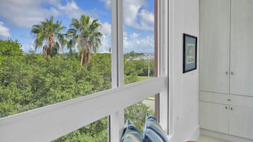 Comfort Condo, Multiple Beds, Kitchen | 2 bedrooms, iron/ironing board, free WiFi