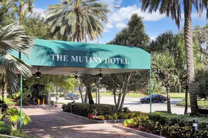 Front of property - Gorgeous Spacious 2bed Bayview Apartment (Miami)