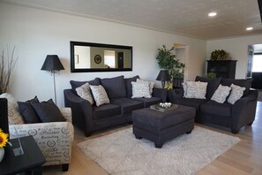 Smart TV, fireplace, ping pong
