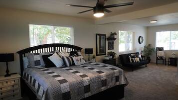 Työpöytä, silitysrauta/-lauta, vauvan matkasänky, ilmainen Wi-Fi